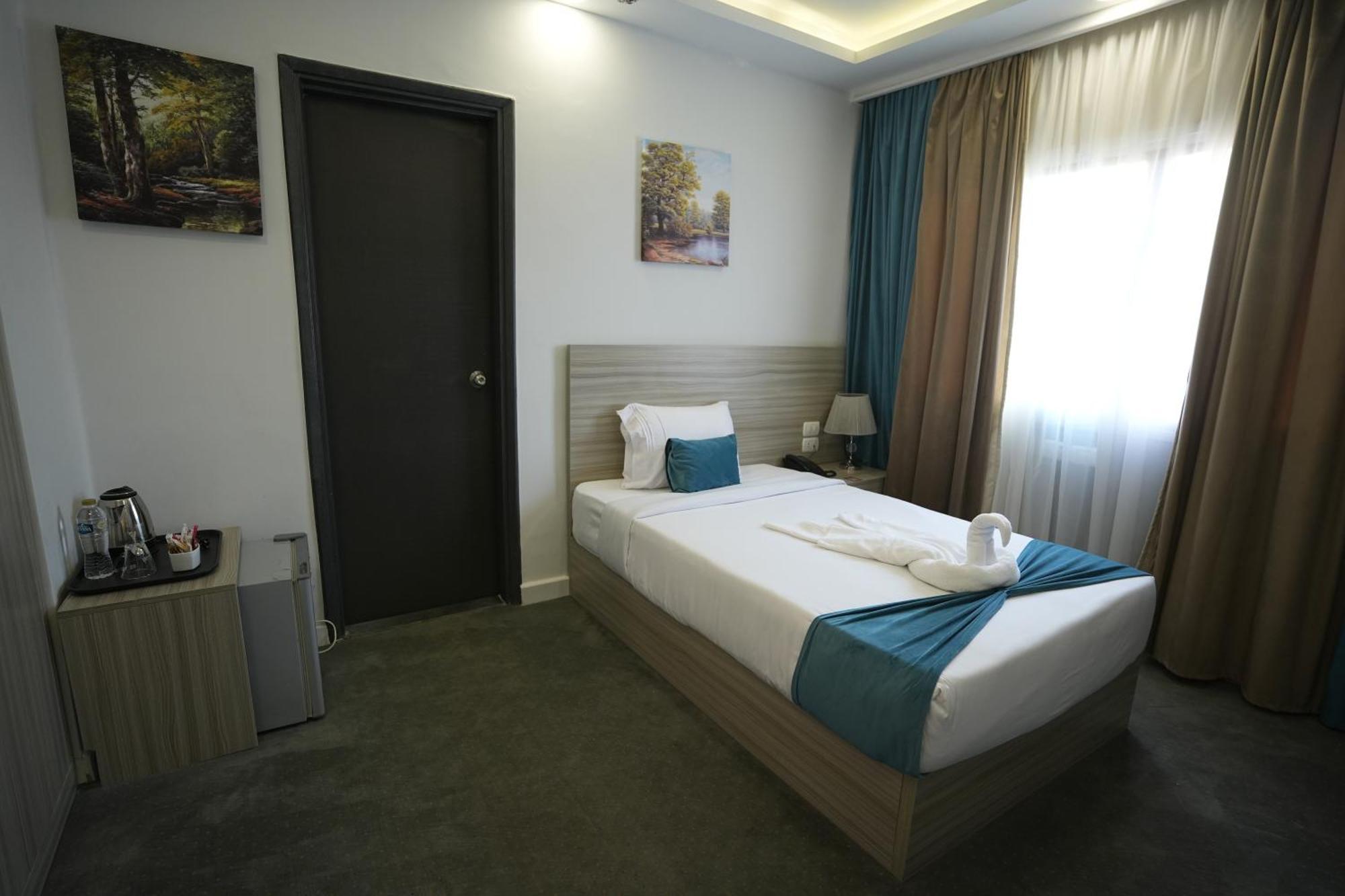 Mar Charbel Hotel Kairo Bagian luar foto