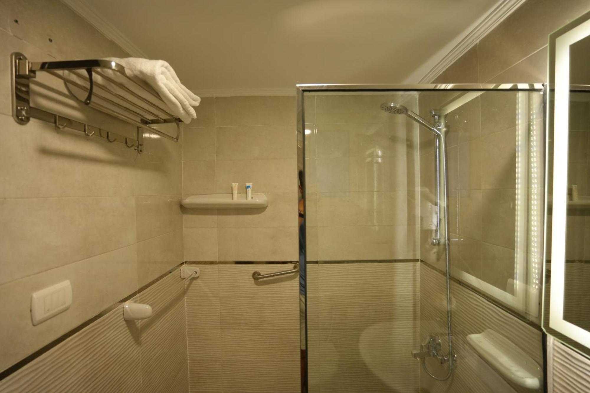 Mar Charbel Hotel Kairo Bagian luar foto