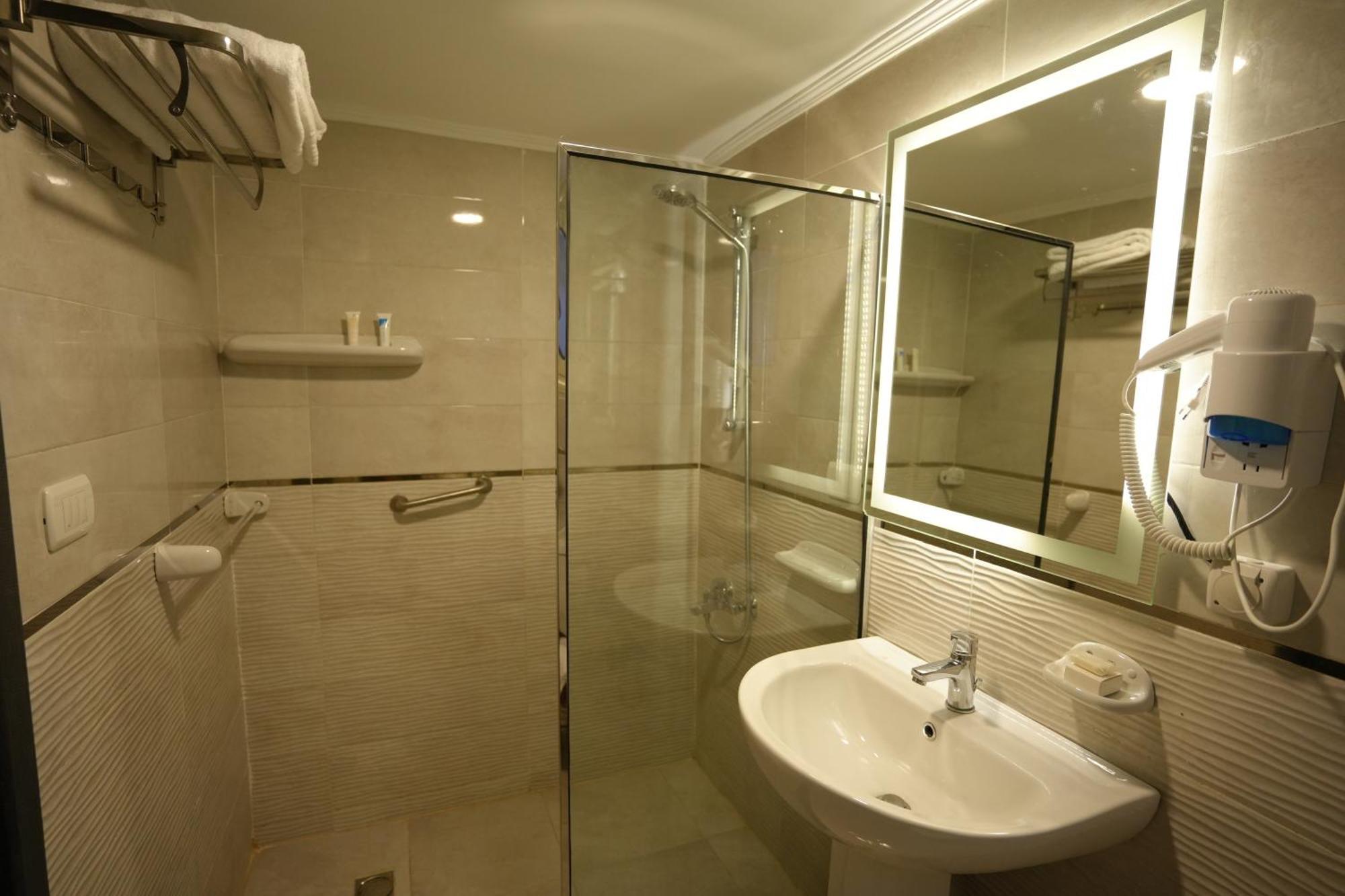 Mar Charbel Hotel Kairo Bagian luar foto